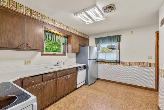 5375 S Tuckaway DRIVE, Greenfield, WI 53221