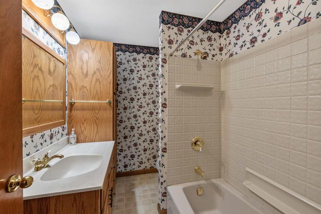 5375 S Tuckaway DRIVE, Greenfield, WI 53221