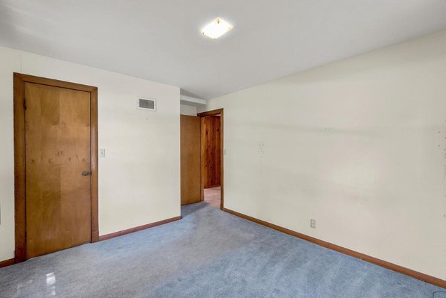 5375 S Tuckaway DRIVE, Greenfield, WI 53221