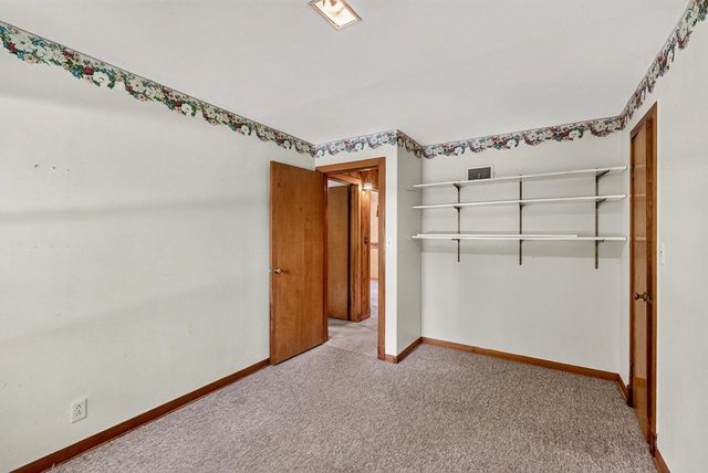 5375 S Tuckaway DRIVE, Greenfield, WI 53221