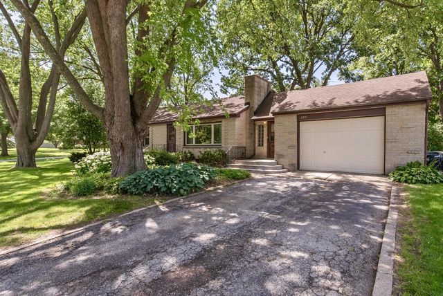 5375 S Tuckaway DRIVE, Greenfield, WI 53221