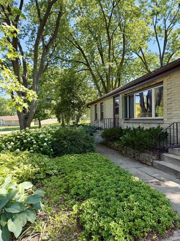 5375 S Tuckaway DRIVE, Greenfield, WI 53221