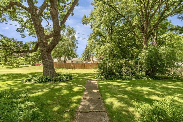 5375 S Tuckaway DRIVE, Greenfield, WI 53221