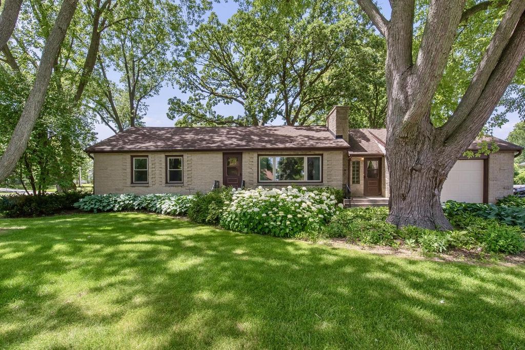 5375 S Tuckaway DRIVE, Greenfield, WI 53221