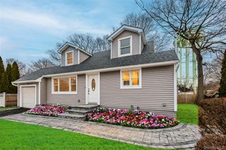 6 Grand Haven Court, Commack, NY 11725