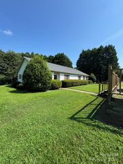 104 Peninsula Place Lane, Mooresville, NC 28117