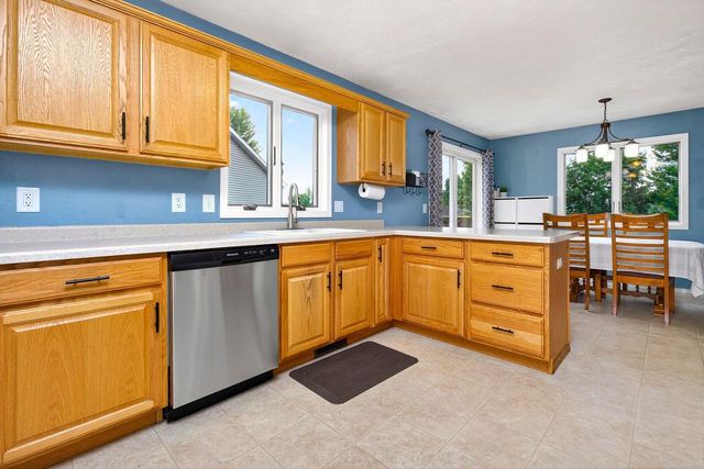 1564 HILLSDALE COURT, Neenah, WI 54956