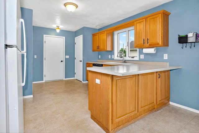 1564 HILLSDALE COURT, Neenah, WI 54956