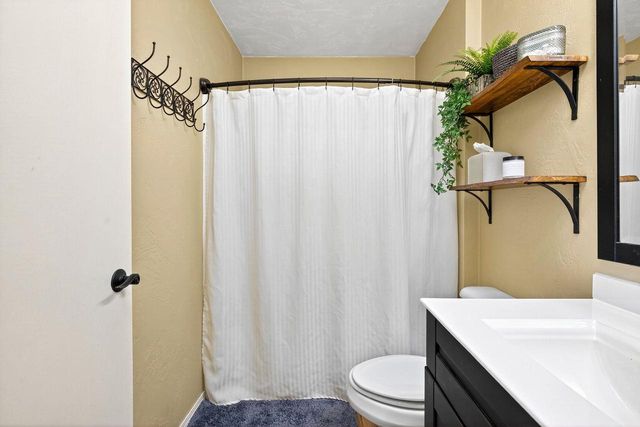 1564 HILLSDALE COURT, Neenah, WI 54956