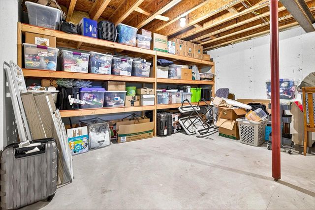 1564 HILLSDALE COURT, Neenah, WI 54956