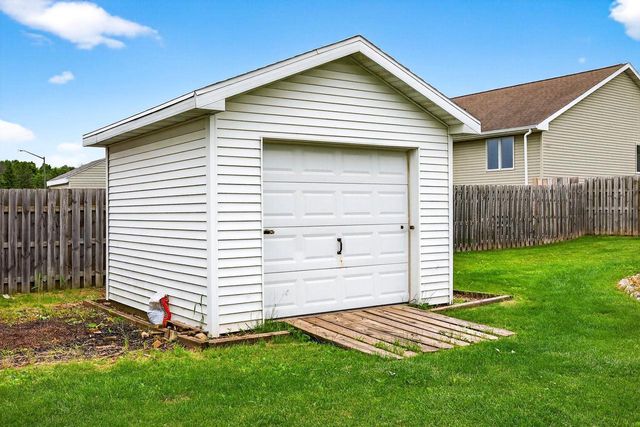1564 HILLSDALE COURT, Neenah, WI 54956