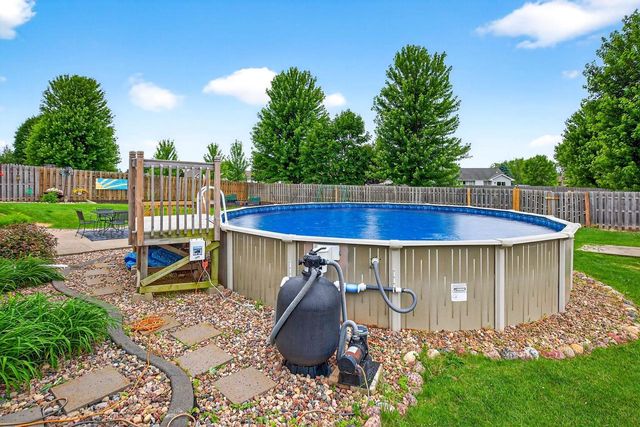 1564 HILLSDALE COURT, Neenah, WI 54956