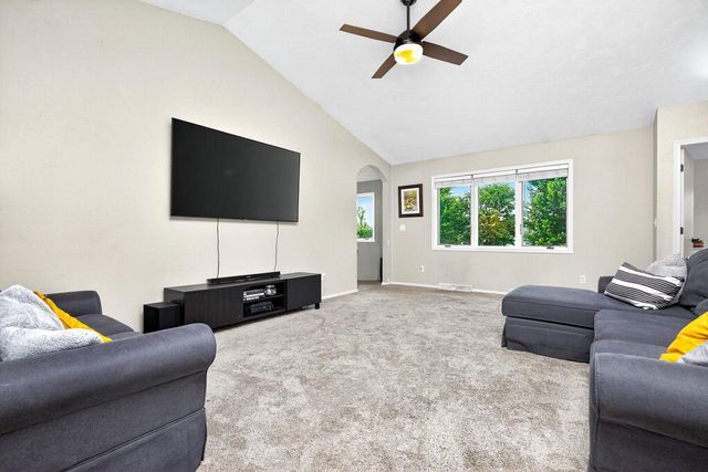 1564 HILLSDALE COURT, Neenah, WI 54956