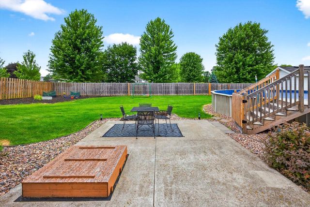 1564 HILLSDALE COURT, Neenah, WI 54956