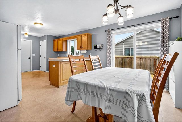 1564 HILLSDALE COURT, Neenah, WI 54956