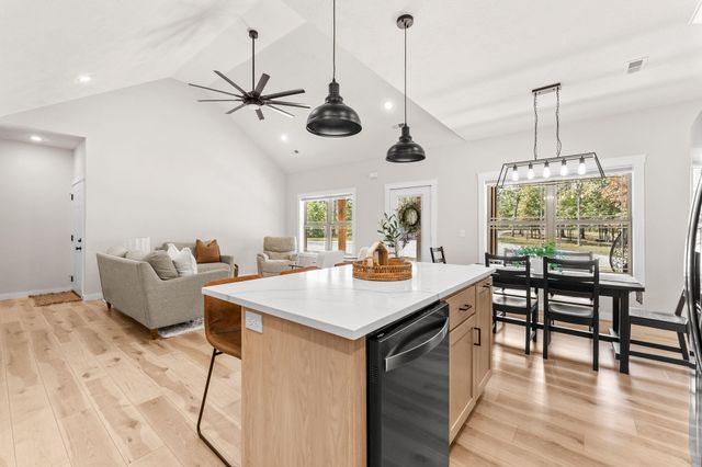 5679 State Highway Bb, Seymour, MO 65746