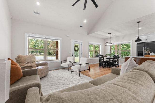 5679 State Highway Bb, Seymour, MO 65746