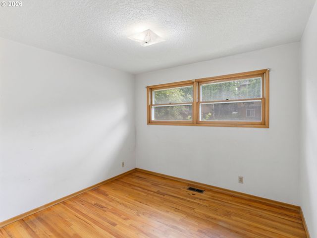 975 Se KANE Dr, Gresham, OR 97080