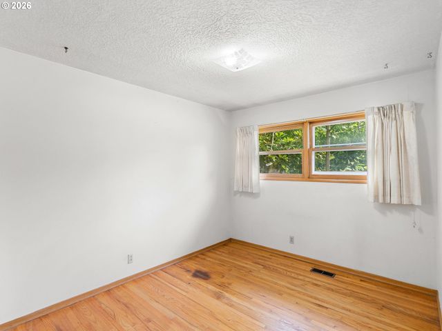 975 Se KANE Dr, Gresham, OR 97080