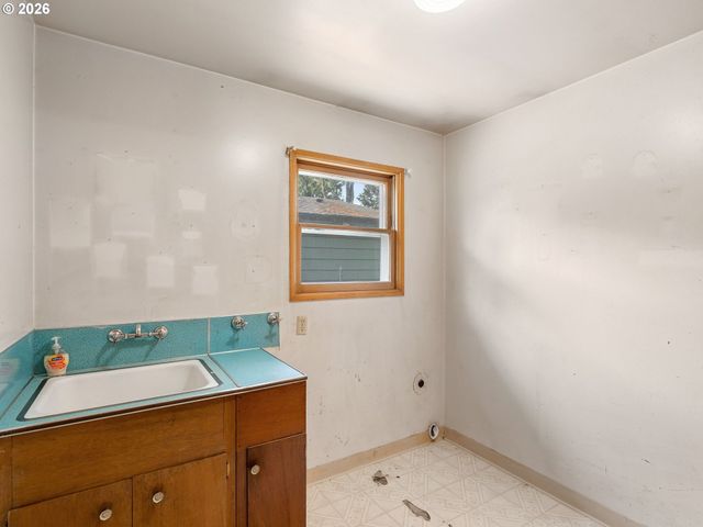 975 Se KANE Dr, Gresham, OR 97080