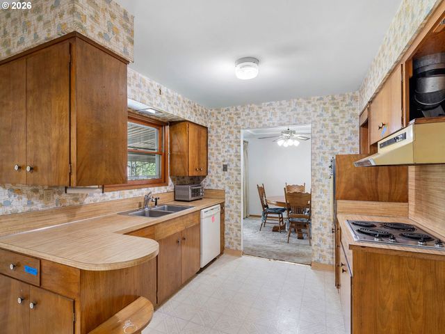 975 Se KANE Dr, Gresham, OR 97080