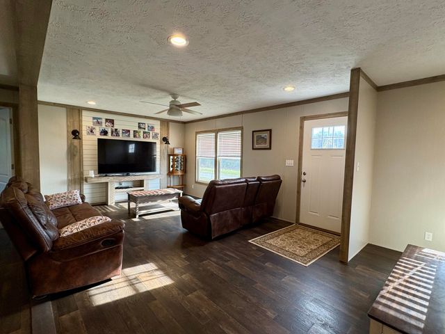 346 Turkey Loop, East Bernstadt, KY 40729