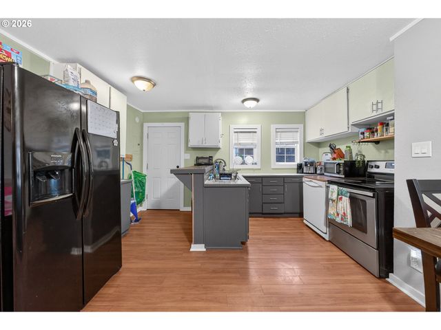 1543 Ne HOLLIS St, Roseburg, OR 97470