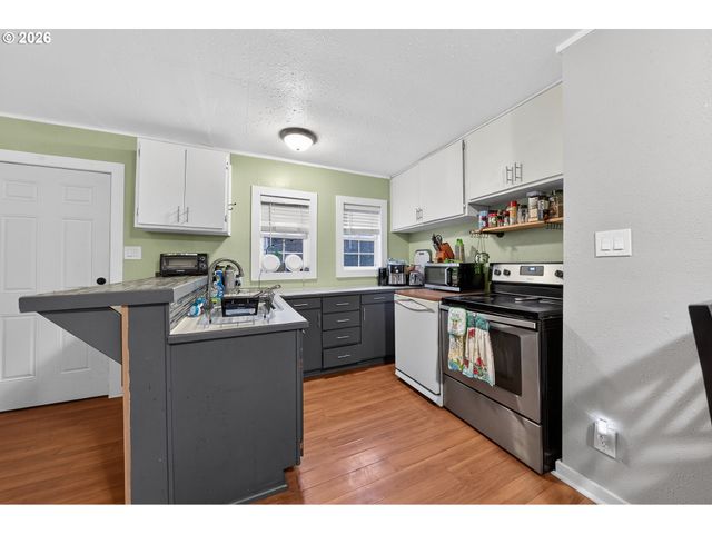 1543 Ne HOLLIS St, Roseburg, OR 97470