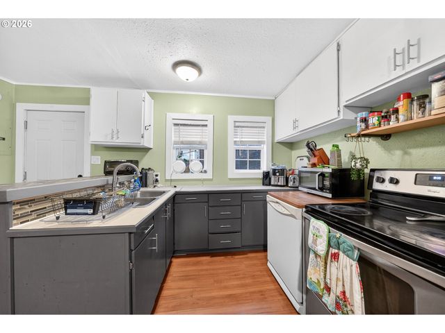 1543 Ne HOLLIS St, Roseburg, OR 97470