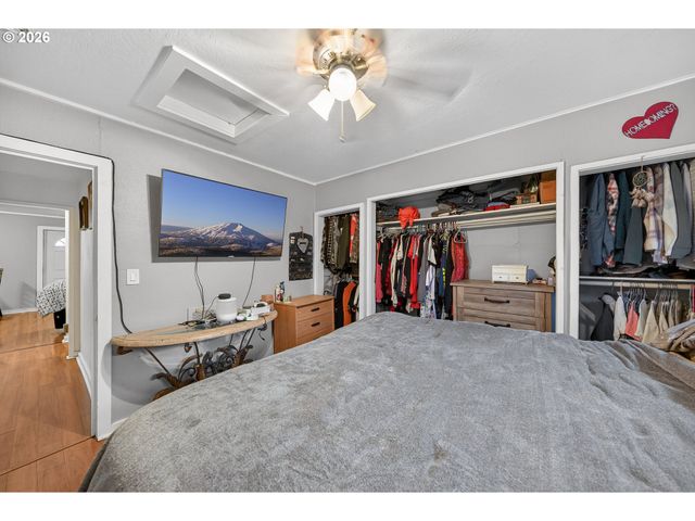 1543 Ne HOLLIS St, Roseburg, OR 97470