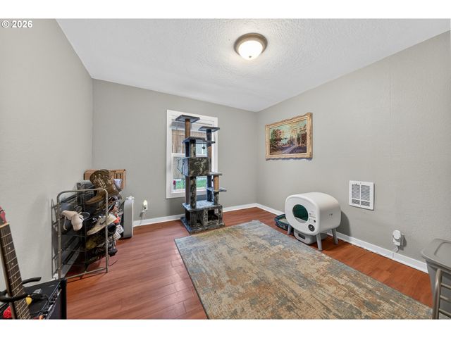 1543 Ne HOLLIS St, Roseburg, OR 97470