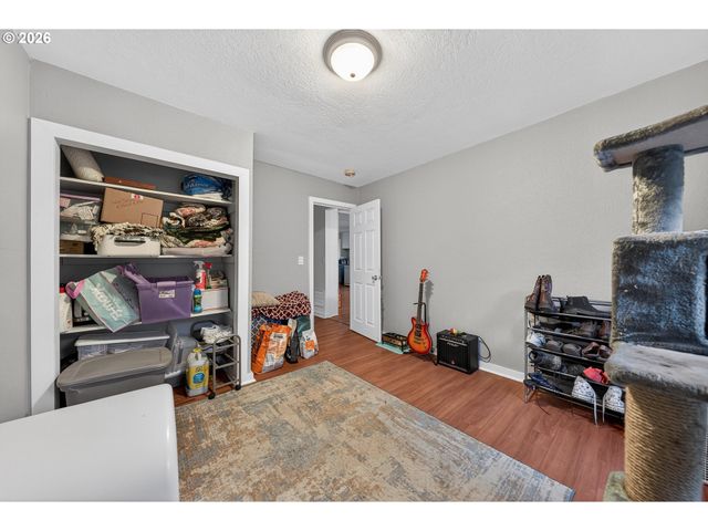 1543 Ne HOLLIS St, Roseburg, OR 97470