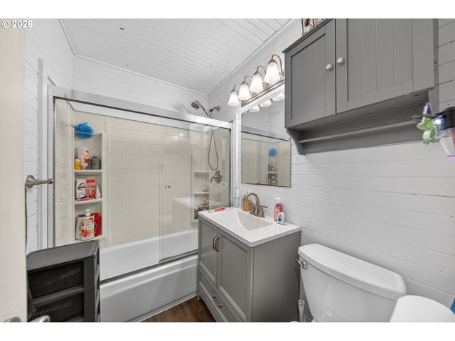 1543 Ne HOLLIS St, Roseburg, OR 97470