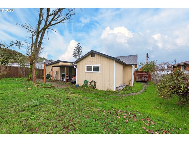 1543 Ne HOLLIS St, Roseburg, OR 97470