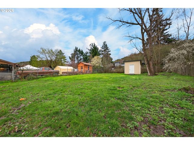 1543 Ne HOLLIS St, Roseburg, OR 97470