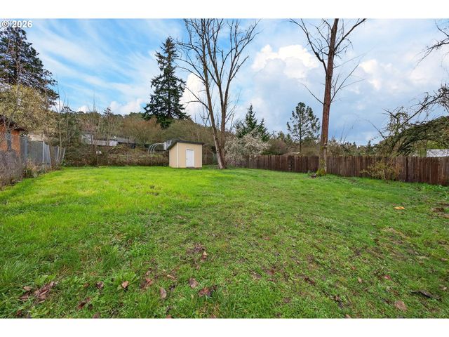 1543 Ne HOLLIS St, Roseburg, OR 97470