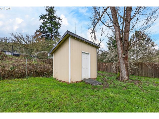 1543 Ne HOLLIS St, Roseburg, OR 97470