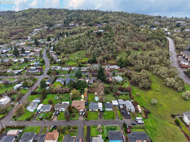 1543 Ne HOLLIS St, Roseburg, OR 97470