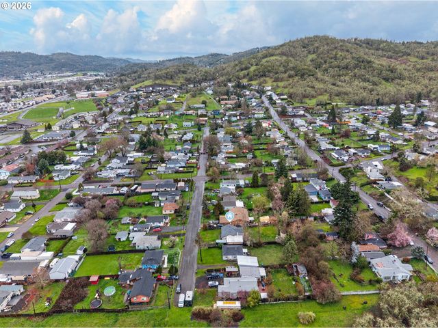 1543 Ne HOLLIS St, Roseburg, OR 97470