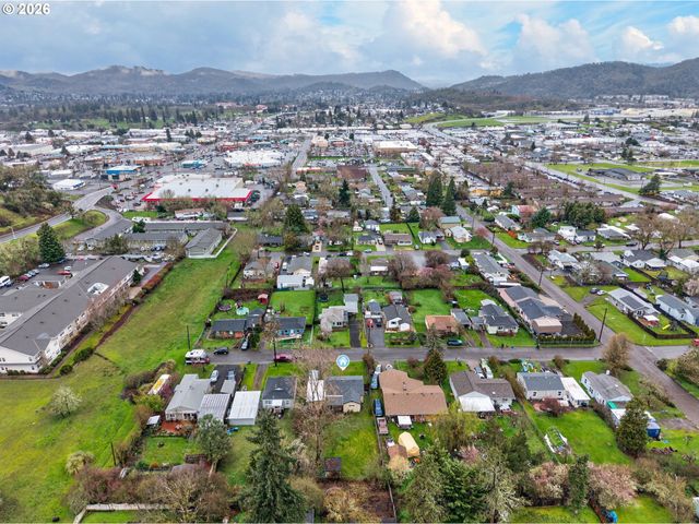 1543 Ne HOLLIS St, Roseburg, OR 97470