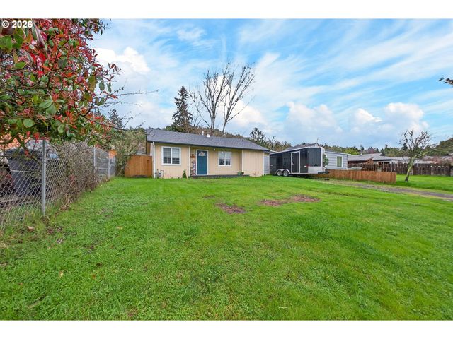 1543 Ne HOLLIS St, Roseburg, OR 97470