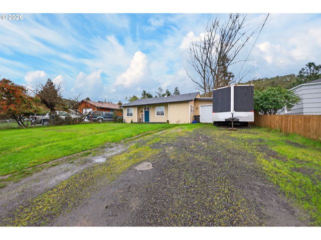 1543 Ne HOLLIS St, Roseburg, OR 97470