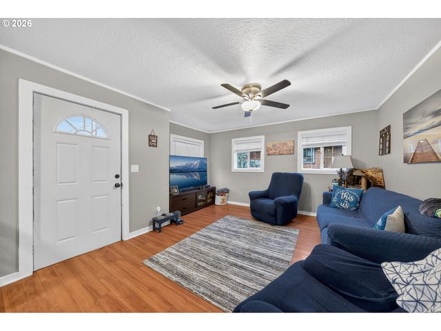 1543 Ne HOLLIS St, Roseburg, OR 97470