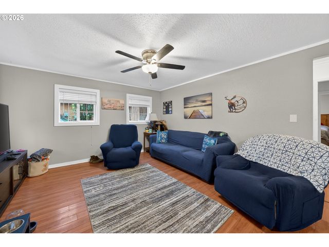 1543 Ne HOLLIS St, Roseburg, OR 97470