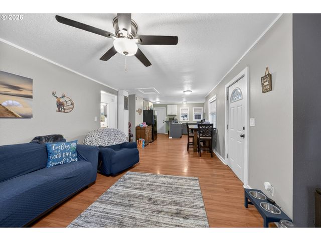 1543 Ne HOLLIS St, Roseburg, OR 97470