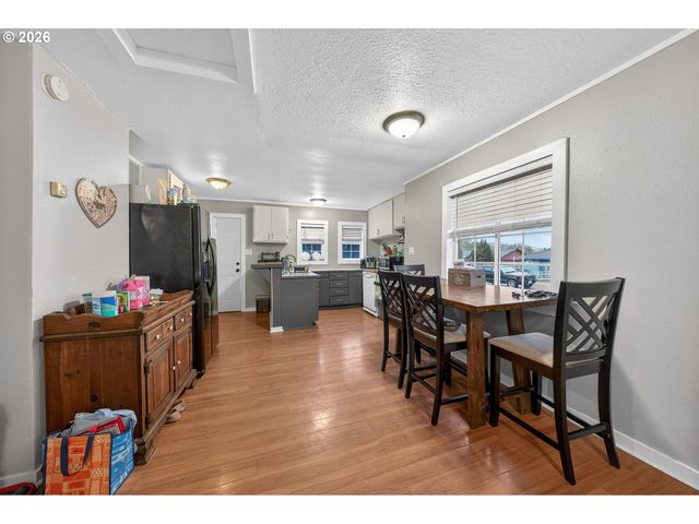 1543 Ne HOLLIS St, Roseburg, OR 97470