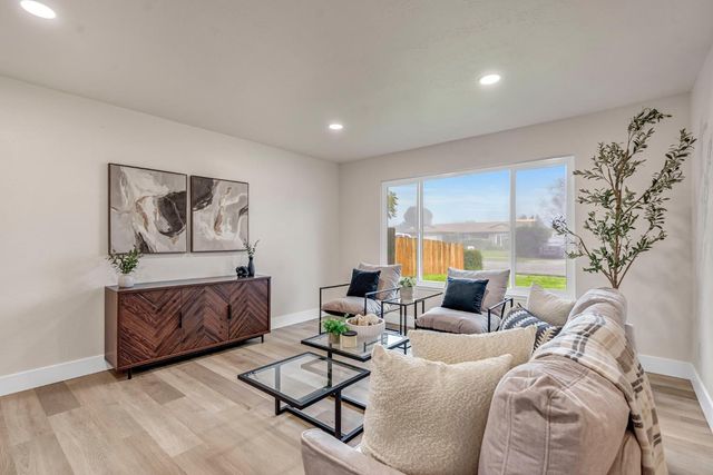 4720 W Donner Avenue, Fresno, CA 93722