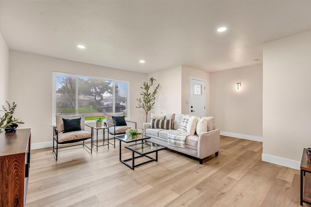 4720 W Donner Avenue, Fresno, CA 93722