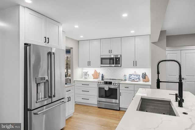 4 ASHTON DR, Voorhees, NJ 08043