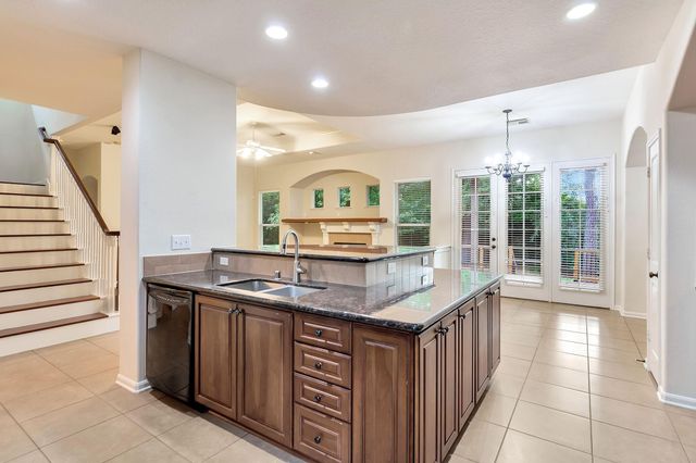 31 Middle Gate, The Woodlands, TX 77382